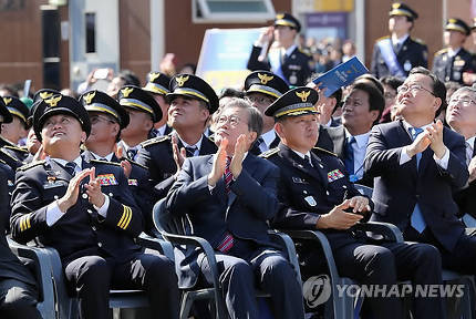 뇌출혈 후유증 경찰과 나란히 앉은 文대통령.."파이팅" 격려 | 인스티즈