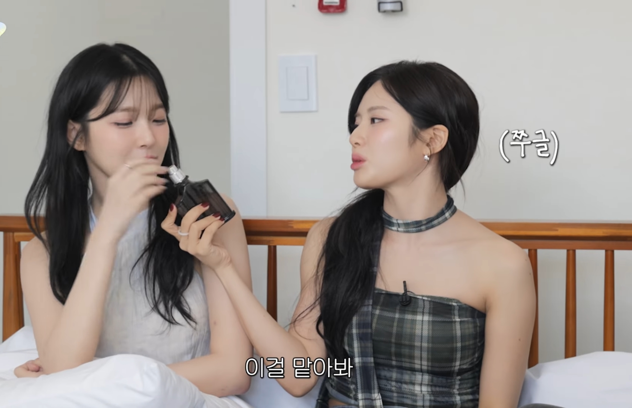 프로미스나인 박지원이 뿌리는 향수 평가하는 멤버들.jpg | 인스티즈