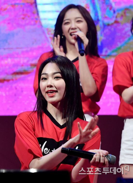 스웨덴전 광화문 거리응원 공연하는 구구단.jpg | 인스티즈