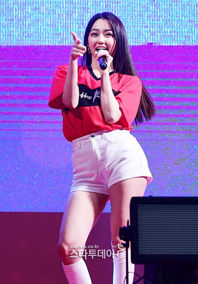스웨덴전 광화문 거리응원 공연하는 구구단.jpg | 인스티즈