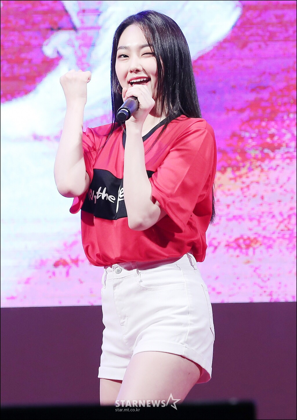 스웨덴전 광화문 거리응원 공연하는 구구단.jpg | 인스티즈