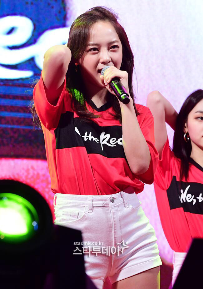 스웨덴전 광화문 거리응원 공연하는 구구단.jpg | 인스티즈