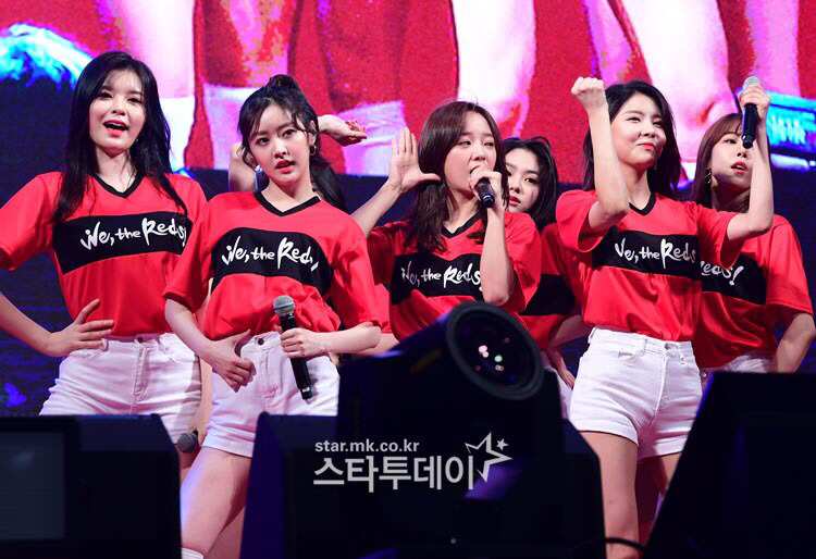 스웨덴전 광화문 거리응원 공연하는 구구단.jpg | 인스티즈