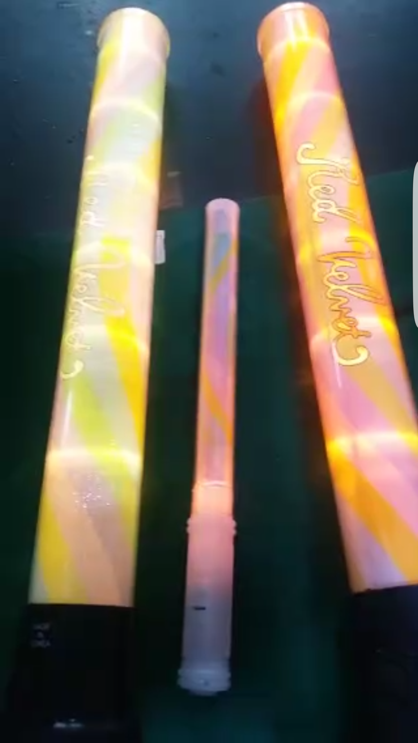 일반 응원봉의 10배 발광력을 자랑하는 아이돌 경광봉들.gif | 인스티즈