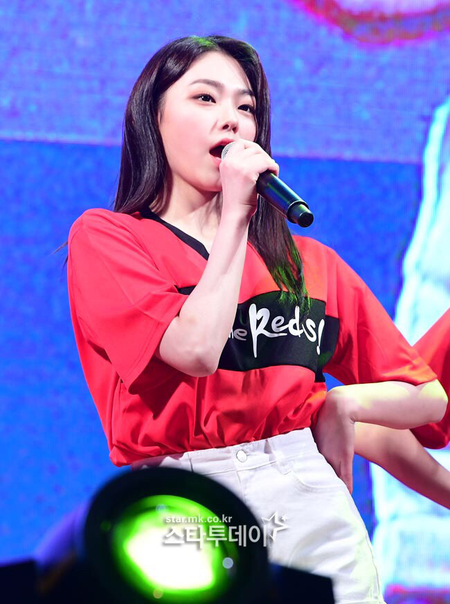 스웨덴전 광화문 거리응원 공연하는 구구단.jpg | 인스티즈