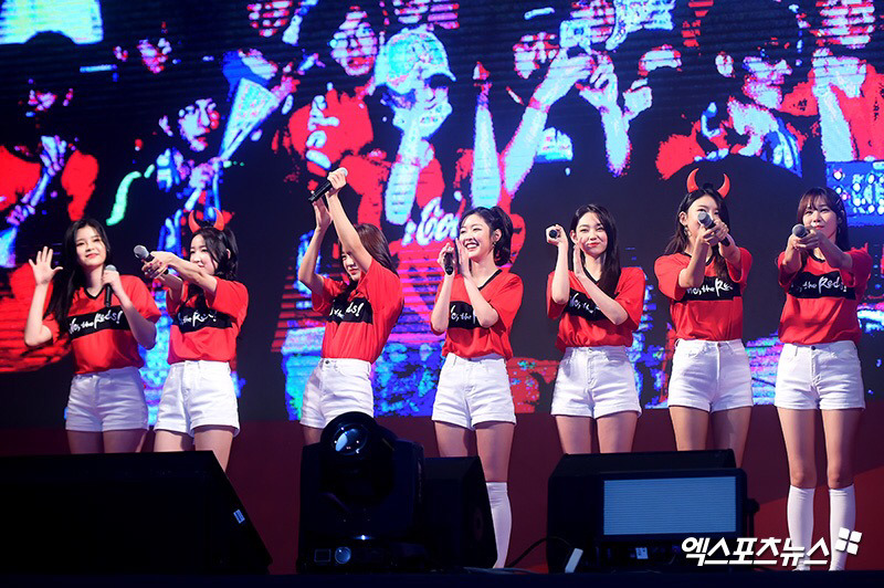 스웨덴전 광화문 거리응원 공연하는 구구단.jpg | 인스티즈