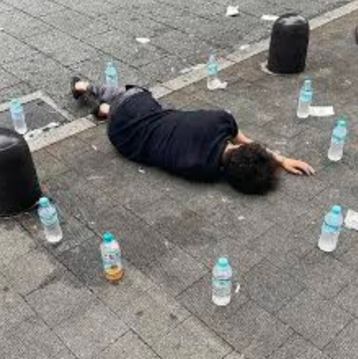 일본에서 만취객에게 하는 특이한 의식.jpg | 인스티즈