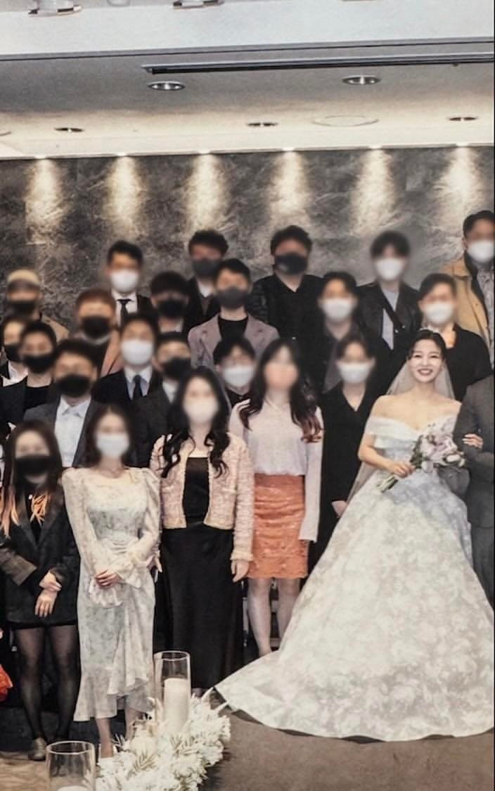 결혼식 단체 사진 보는데 내가 예민한거야?.jpg | 인스티즈