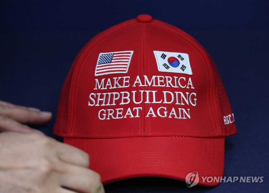 이번 관세 협상에서 트럼프 취향저격 했다는 '마스가 모자' 실물공개.jpg (+동대문 제작 비하인드) | 인스티즈