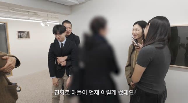 엄태웅 사진전에 방문한 삼둥이 근황 | 인스티즈