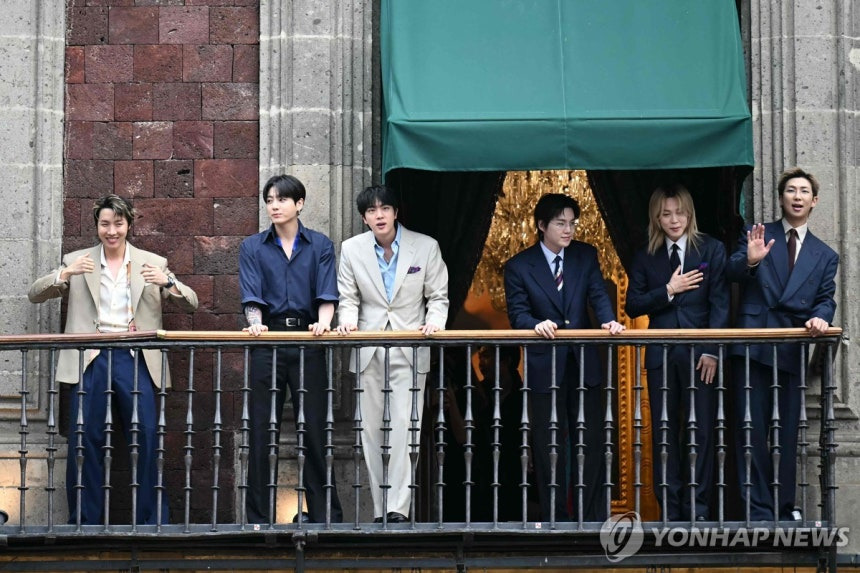 멕시코 대통령 만난 BTS…발코니 등장에 광장 인산인해 | 인스티즈