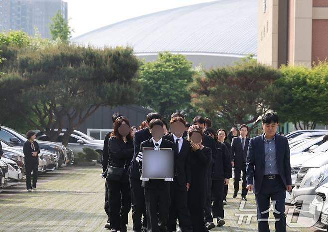 "우리 딸, 학교 가야지"… 귀갓길 흉기 피습 소녀의 마지막 등굣길 | 인스티즈