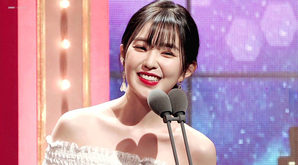 [레드벨벳] 연예대상 시상식에 머리핀 달고 나온 아이린 | 인스티즈