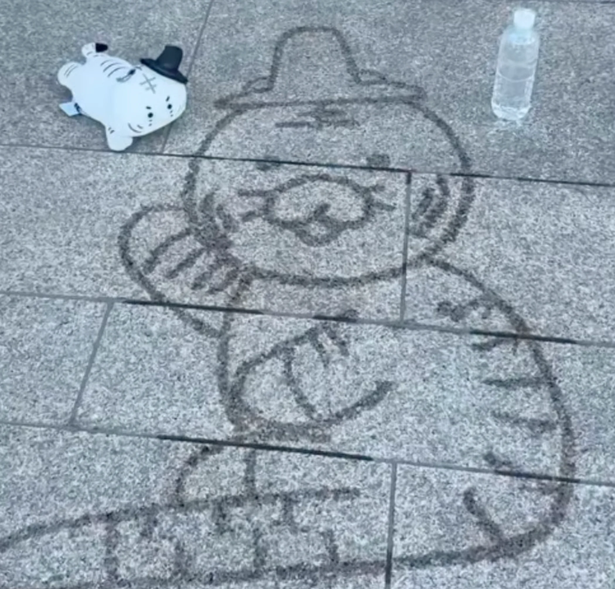 물병 하나로 바닥에 그림 그리기 | 인스티즈