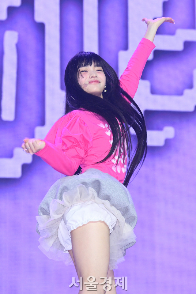과하게 유아틱하다고 말나오는 아일릿 의상.jpg | 인스티즈