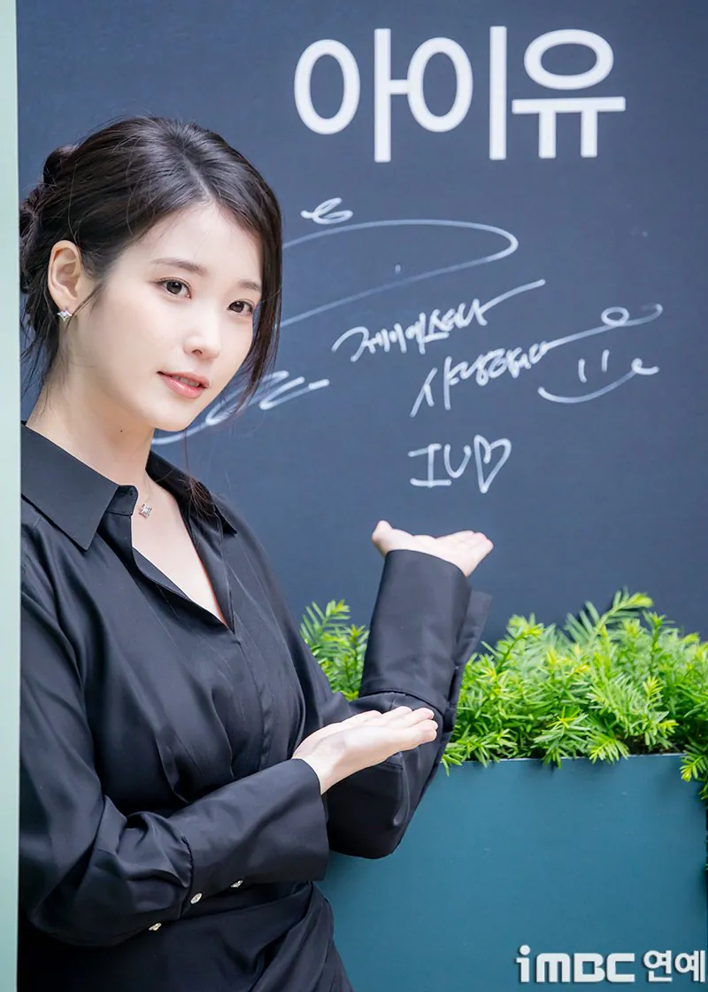오늘자 헤어스타일 바꾼 아이유.jpg | 인스티즈