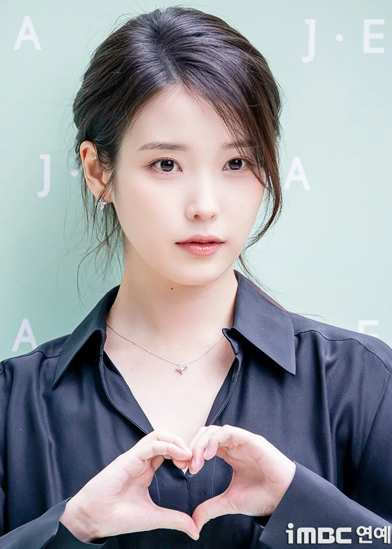 오늘자 헤어스타일 바꾼 아이유.jpg | 인스티즈