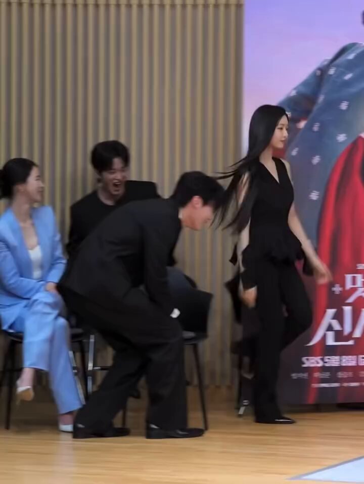 제작발표회장을 뒤집어놓는 '멋진 신세계' 이세희 포토타임 | 인스티즈