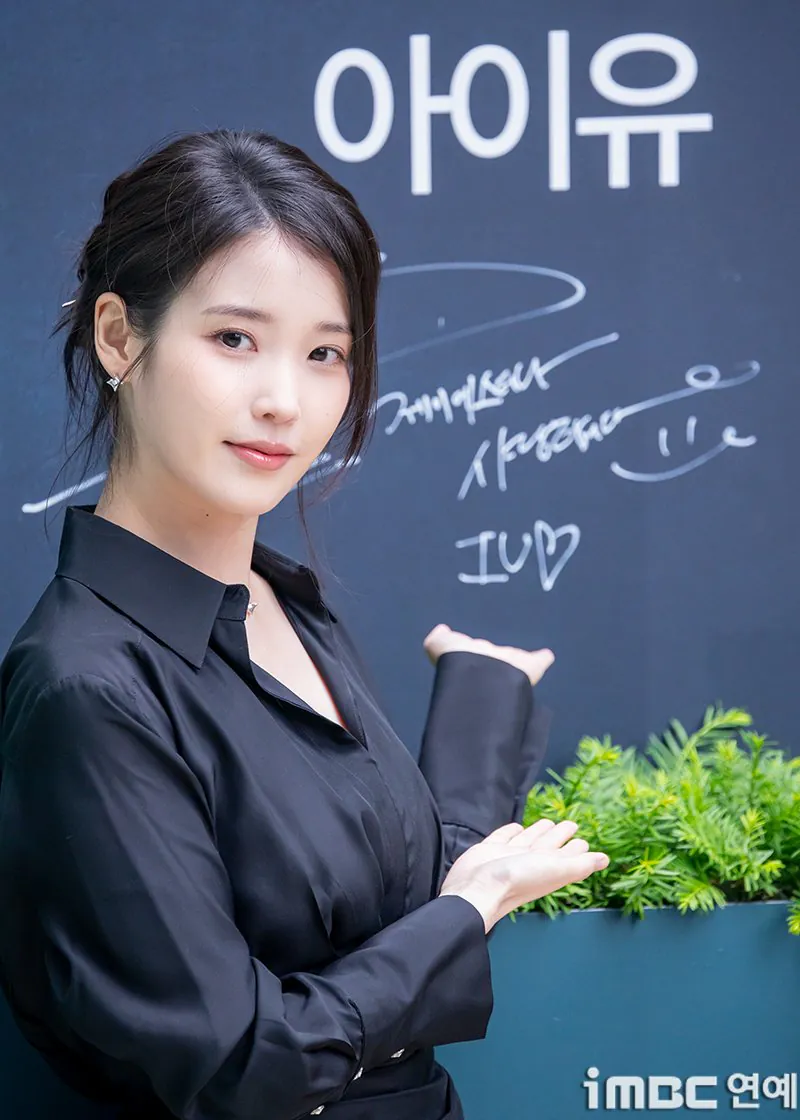 오늘자 헤어스타일 바꾼 아이유.jpg | 인스티즈