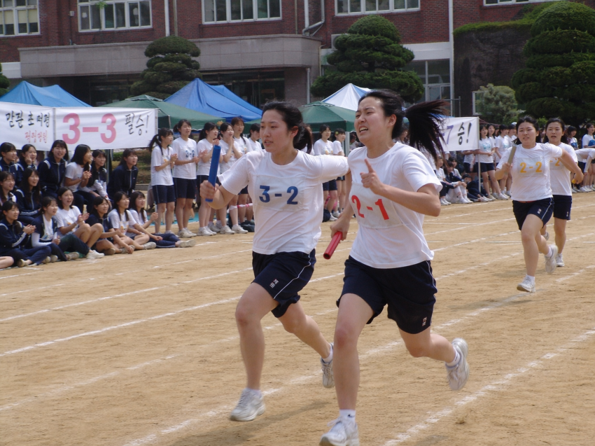 몇달전쯤 이미지 생성 자연스럽다고 엄청 화제였던 제미나이를 다시 역전하기 시작한듯한 챗지피티 | 인스티즈