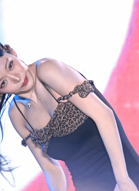 후로미스나인 이채영 호피무늬 의상.gif | 인스티즈