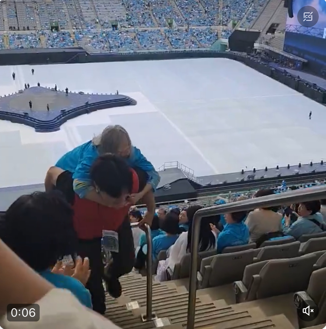 오늘자 임영웅이 콘서트 말미에 직접 언급한 진행요원.twt | 인스티즈
