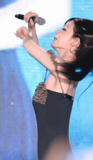 후로미스나인 이채영 호피무늬 의상.gif | 인스티즈