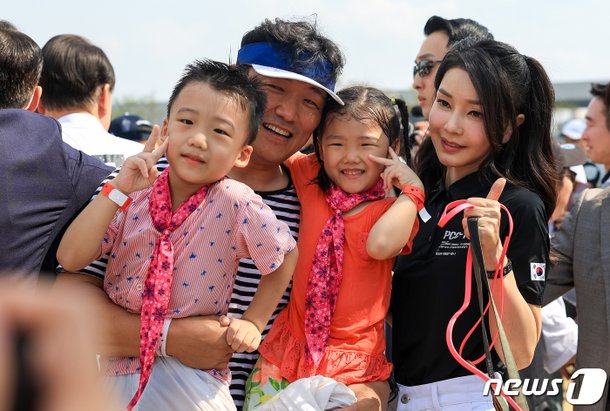 사람은 진짜 나이와 직위에 맞게 입어야함 ㅈㅇ 김건희 강경화장관 | 인스티즈