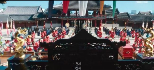 [정보/소식] 구류면관 쓴 변우석, "천세"…'21세기 대군부인' 역사 왜곡 논란 터졌다 [Oh!쎈 이슈] | 인스티즈