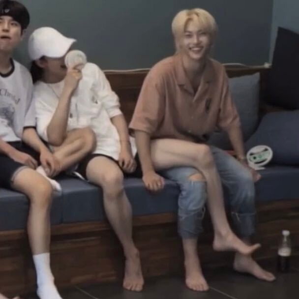 ㄹㅇ편한 사람이랑 붙어있으면 나오는 자세.twt | 인스티즈