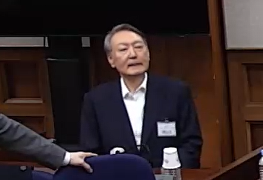 尹 재판부 기피신청에 '내란우두머리 항소심' 재판 정지 | 인스티즈