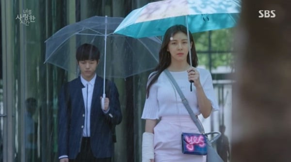 드라마에서 가방을 2개씩 메고 나왔던 하지원 | 인스티즈
