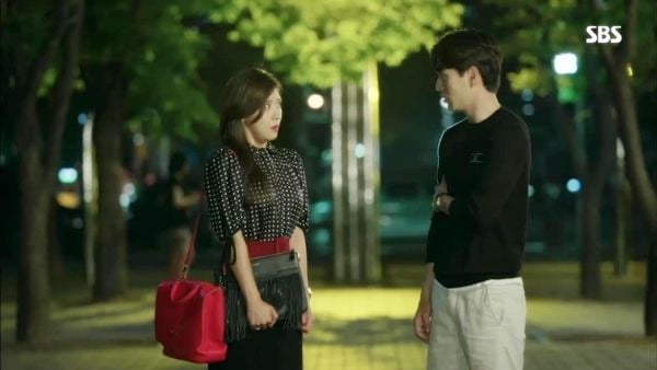 드라마에서 가방을 2개씩 메고 나왔던 하지원 | 인스티즈