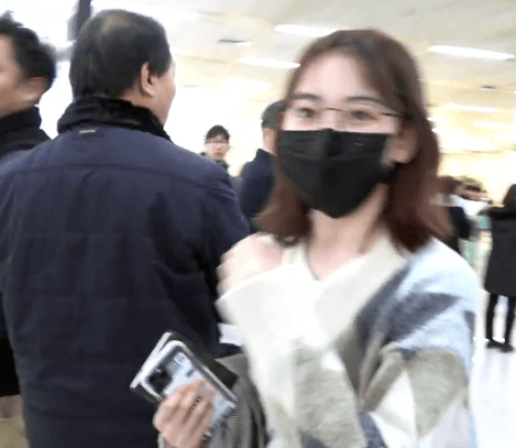 [아이즈원] 오랜만에 보는듯한"미야와키 사쿠라"조금전 김포공항 입국짤.swf | 인스티즈