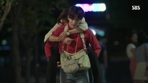 드라마에서 가방을 2개씩 메고 나왔던 하지원 | 인스티즈