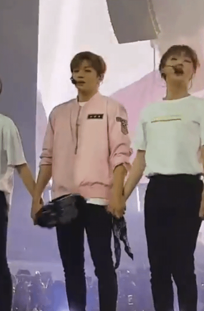 아이돌이 콘서트 중 흔히 겪는 일.gif | 인스티즈