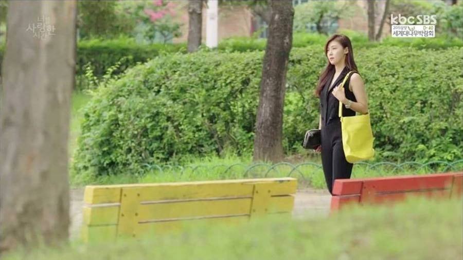 드라마에서 가방을 2개씩 메고 나왔던 하지원 | 인스티즈