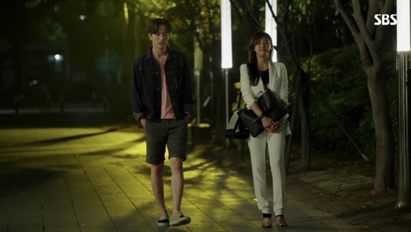 드라마에서 가방을 2개씩 메고 나왔던 하지원 | 인스티즈