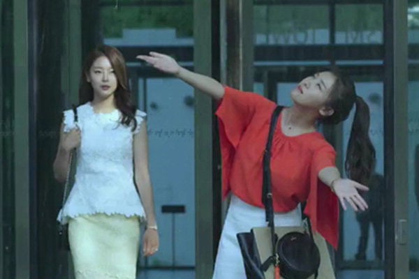 드라마에서 가방을 2개씩 메고 나왔던 하지원 | 인스티즈