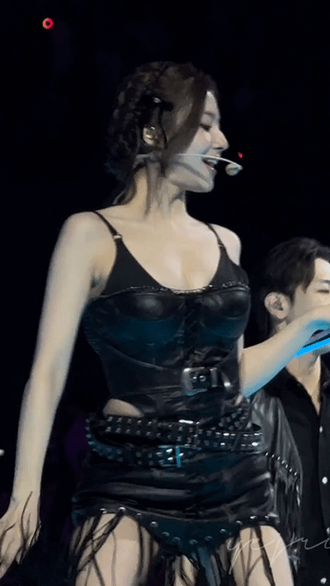 올 블랙 가죽의상 사나 근황 . gif | 인스티즈