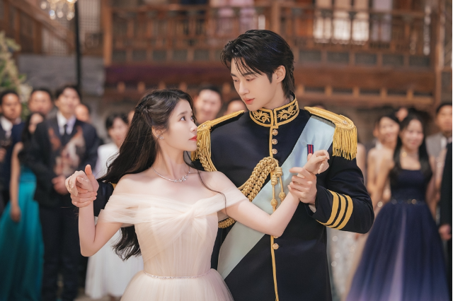 [정보/소식] 눈물로 고개 숙인 아이유…누가 그녀에게 함부로 돌을 던질 수 있나 [홍동희 시선] | 인스티즈