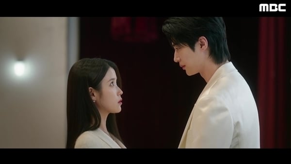 [정보/소식] 눈물로 고개 숙인 아이유…누가 그녀에게 함부로 돌을 던질 수 있나 [홍동희 시선] | 인스티즈