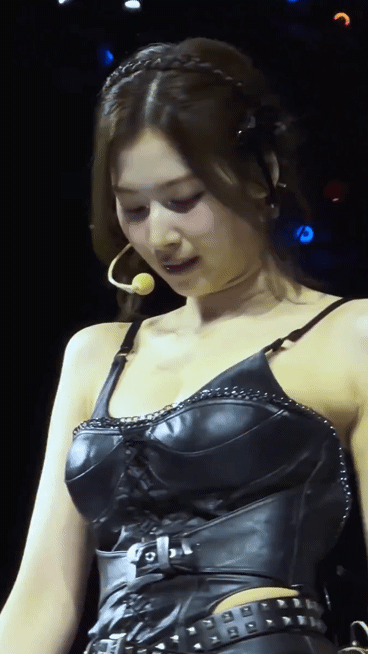올 블랙 가죽의상 사나 근황 . gif | 인스티즈