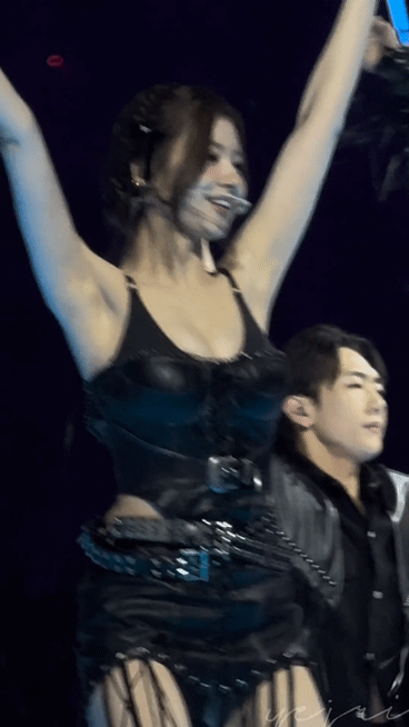 올 블랙 가죽의상 사나 근황 . gif | 인스티즈