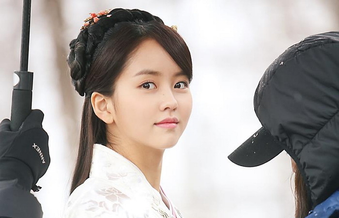 공유 여동생으로 나온 드라마에서 별 대사 없이 화면 장악한 김소현.jpgif | 인스티즈