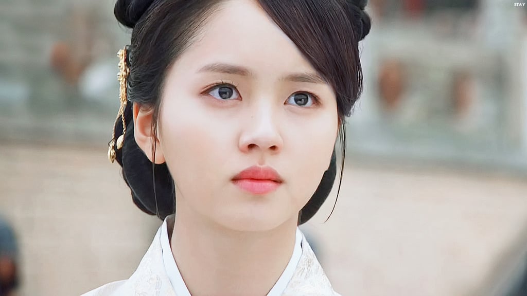 공유 여동생으로 나온 드라마에서 별 대사 없이 화면 장악한 김소현.jpgif | 인스티즈