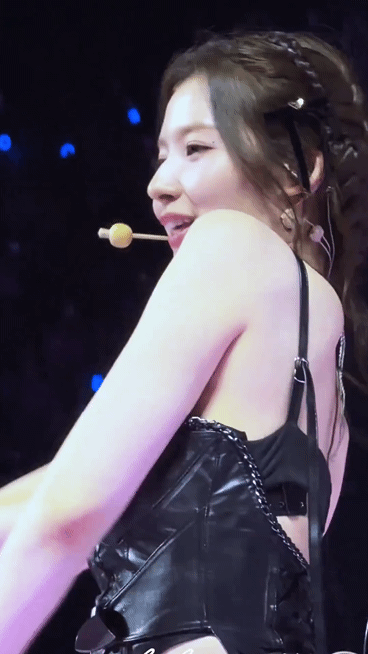 올 블랙 가죽의상 사나 근황 . gif | 인스티즈