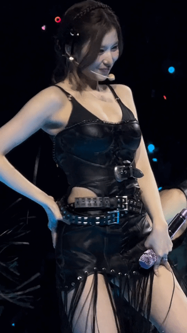 올 블랙 가죽의상 사나 근황 . gif | 인스티즈