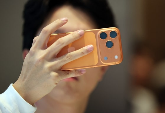 "못생긴 아이폰 누가 사” 혹평 쏟아졌지만 한국서도 '불티'…세계 판매 1위 등극 | 인스티즈
