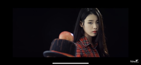 본인을 향한 성적대상화를 정면 돌파했는데도 로리타라고 욕먹은 아이유 스물셋 | 인스티즈